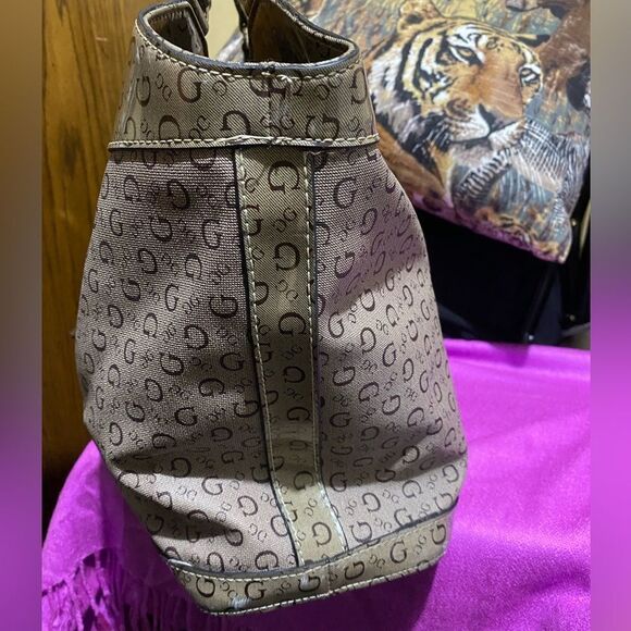 LARGE GUESS VINTAGE AND RARE SHOULDER PURSE - Picture 2 of 8